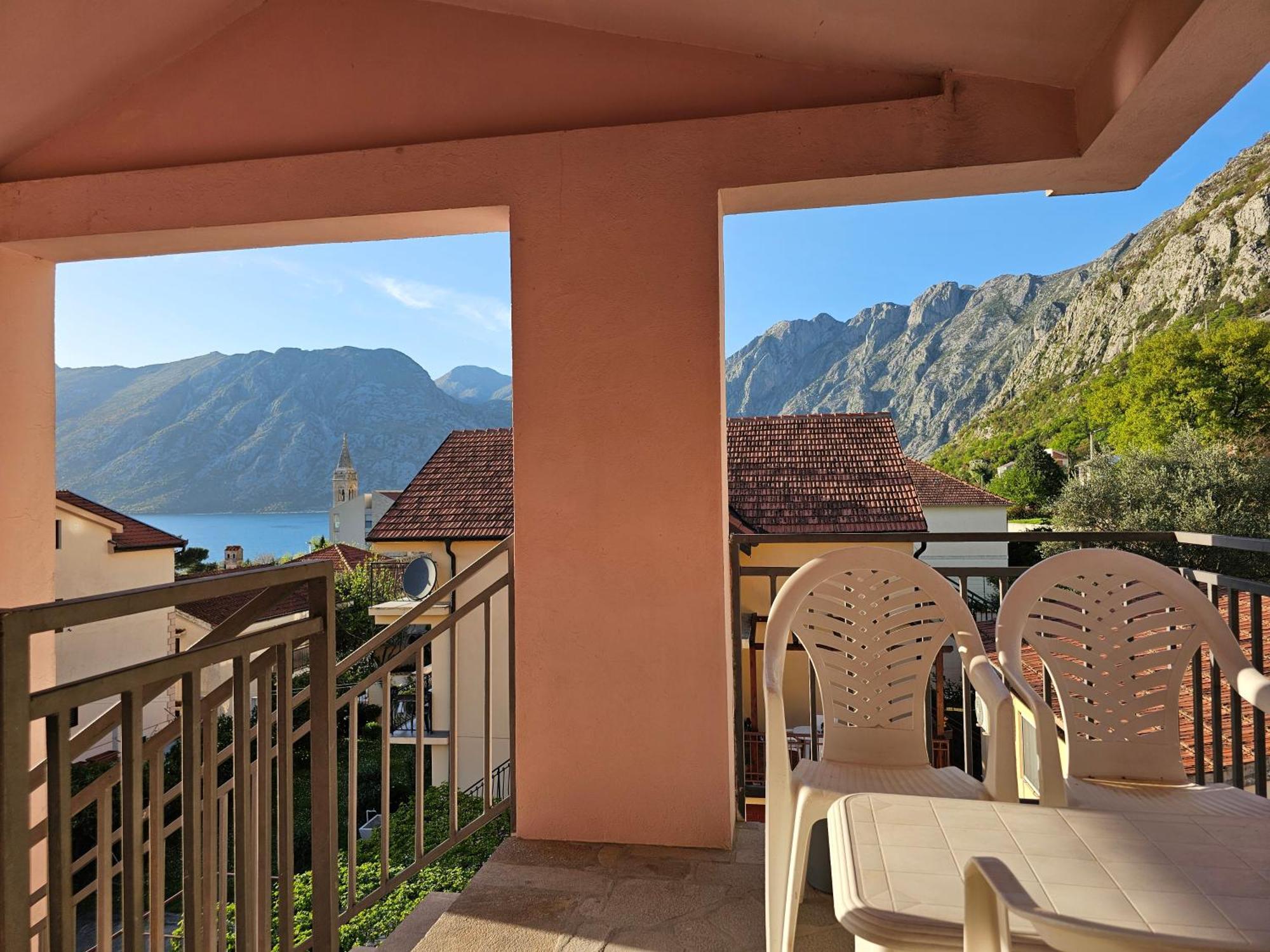 Apartamento Modern Seaside Escape - Stunning Sea View - Private & Stylish Kotor Exterior foto