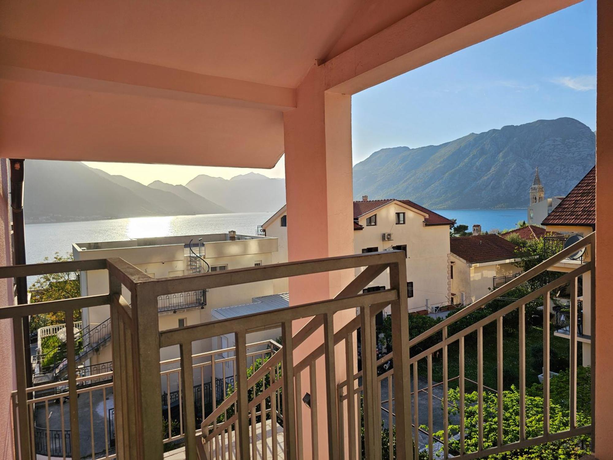 Apartamento Modern Seaside Escape - Stunning Sea View - Private & Stylish Kotor Exterior foto