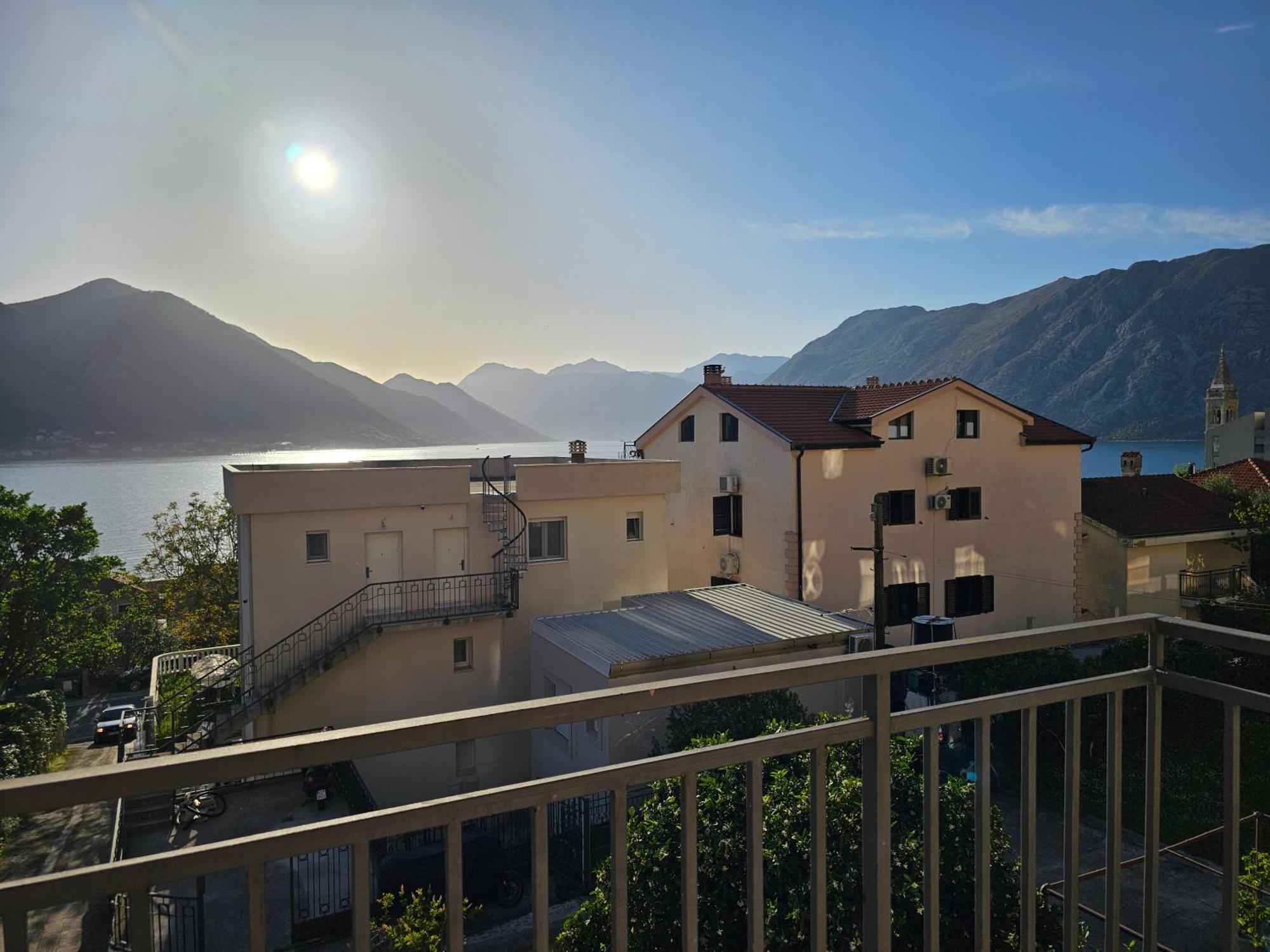 Apartamento Modern Seaside Escape - Stunning Sea View - Private & Stylish Kotor Exterior foto