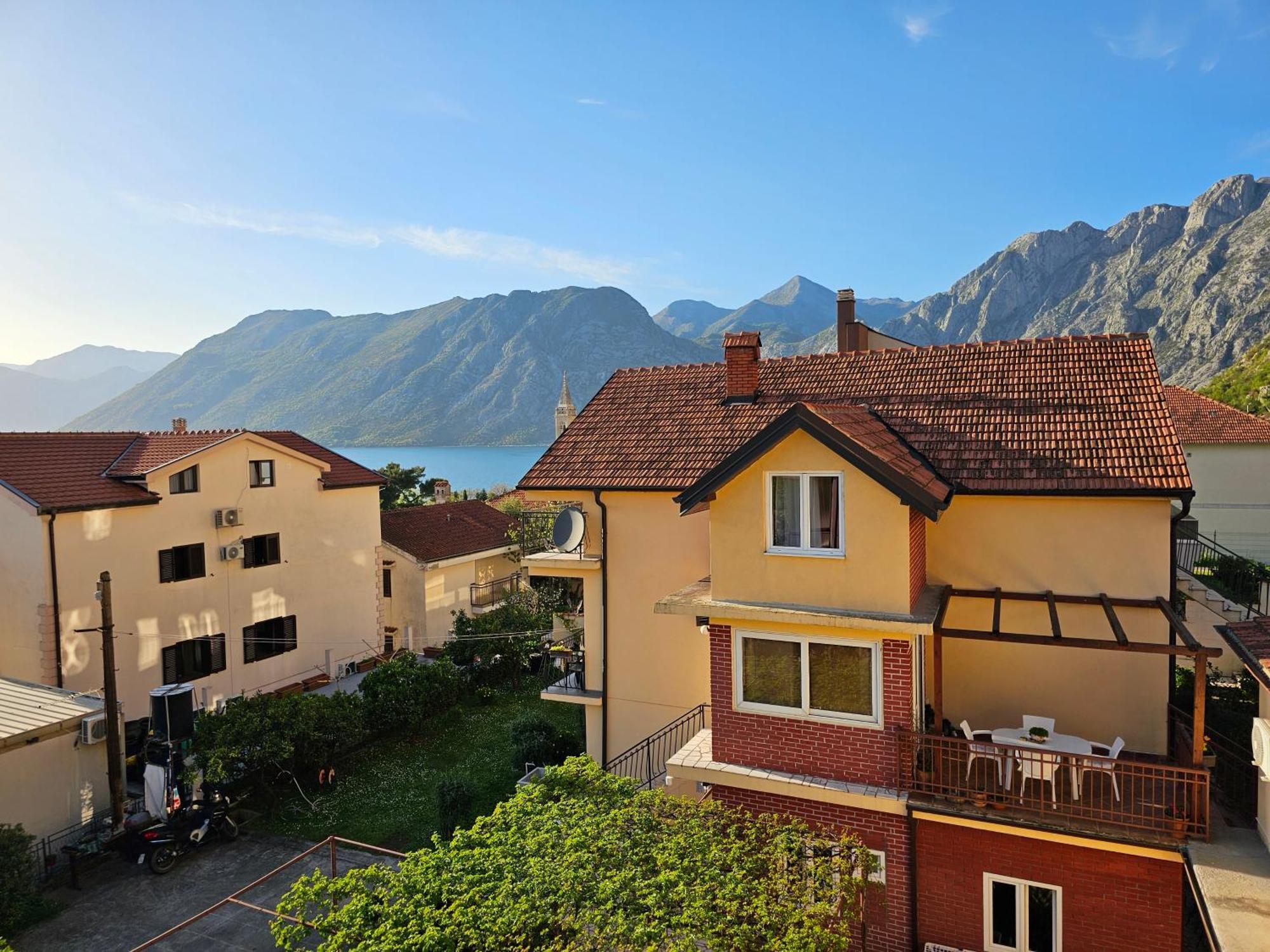 Apartamento Modern Seaside Escape - Stunning Sea View - Private & Stylish Kotor Exterior foto