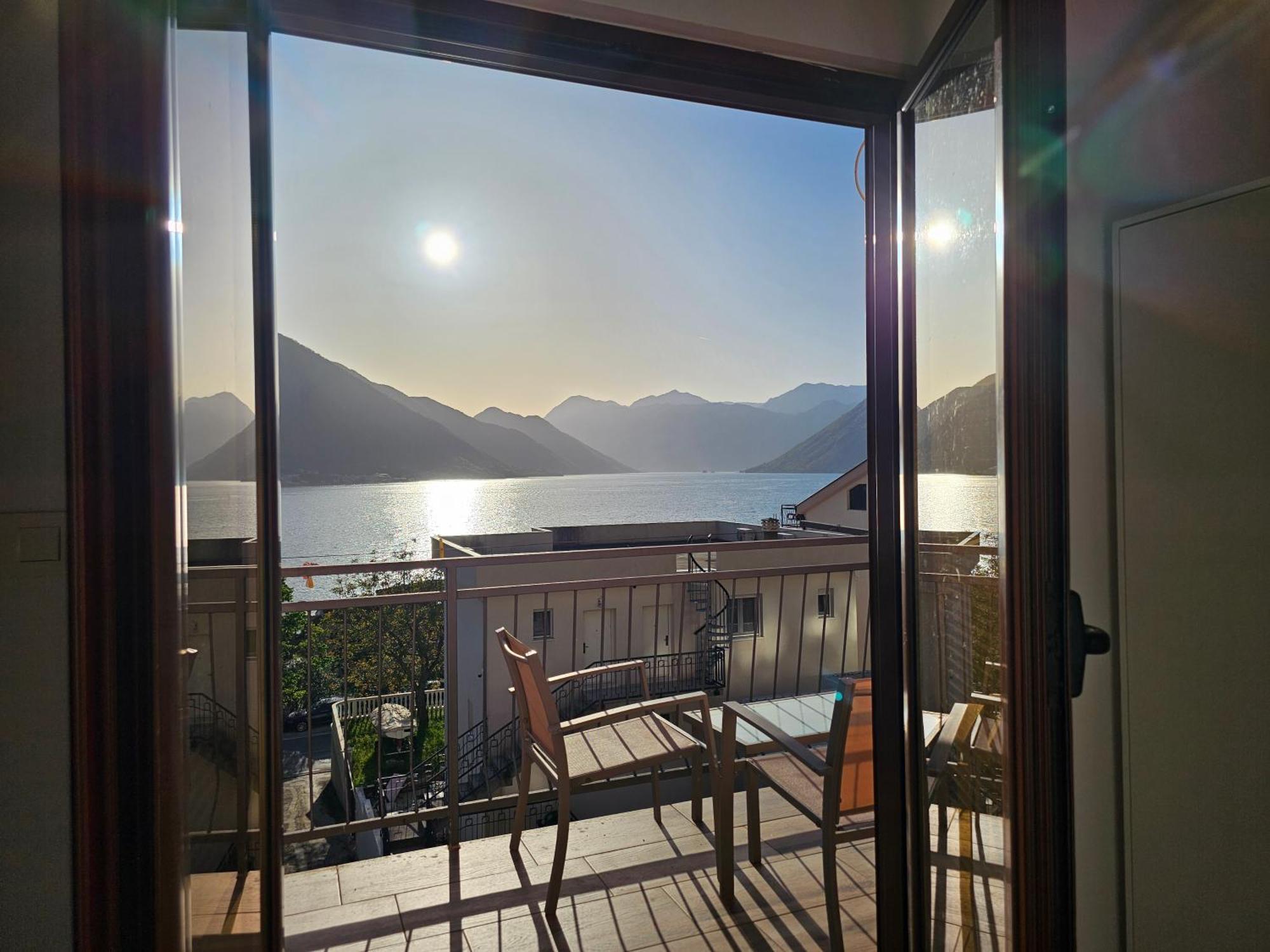 Apartamento Modern Seaside Escape - Stunning Sea View - Private & Stylish Kotor Exterior foto