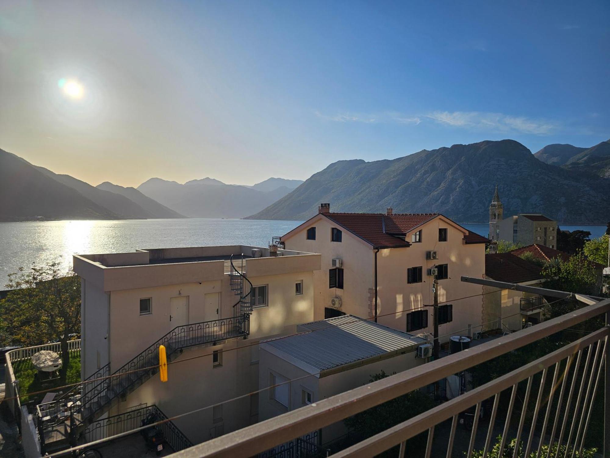 Apartamento Modern Seaside Escape - Stunning Sea View - Private & Stylish Kotor Exterior foto