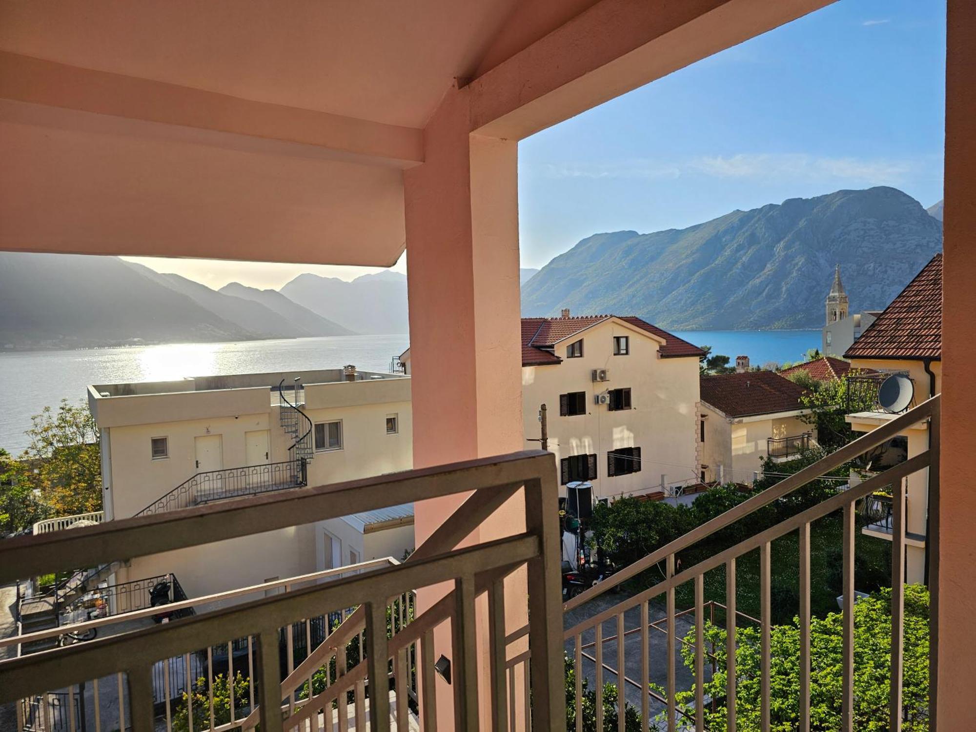 Apartamento Modern Seaside Escape - Stunning Sea View - Private & Stylish Kotor Exterior foto